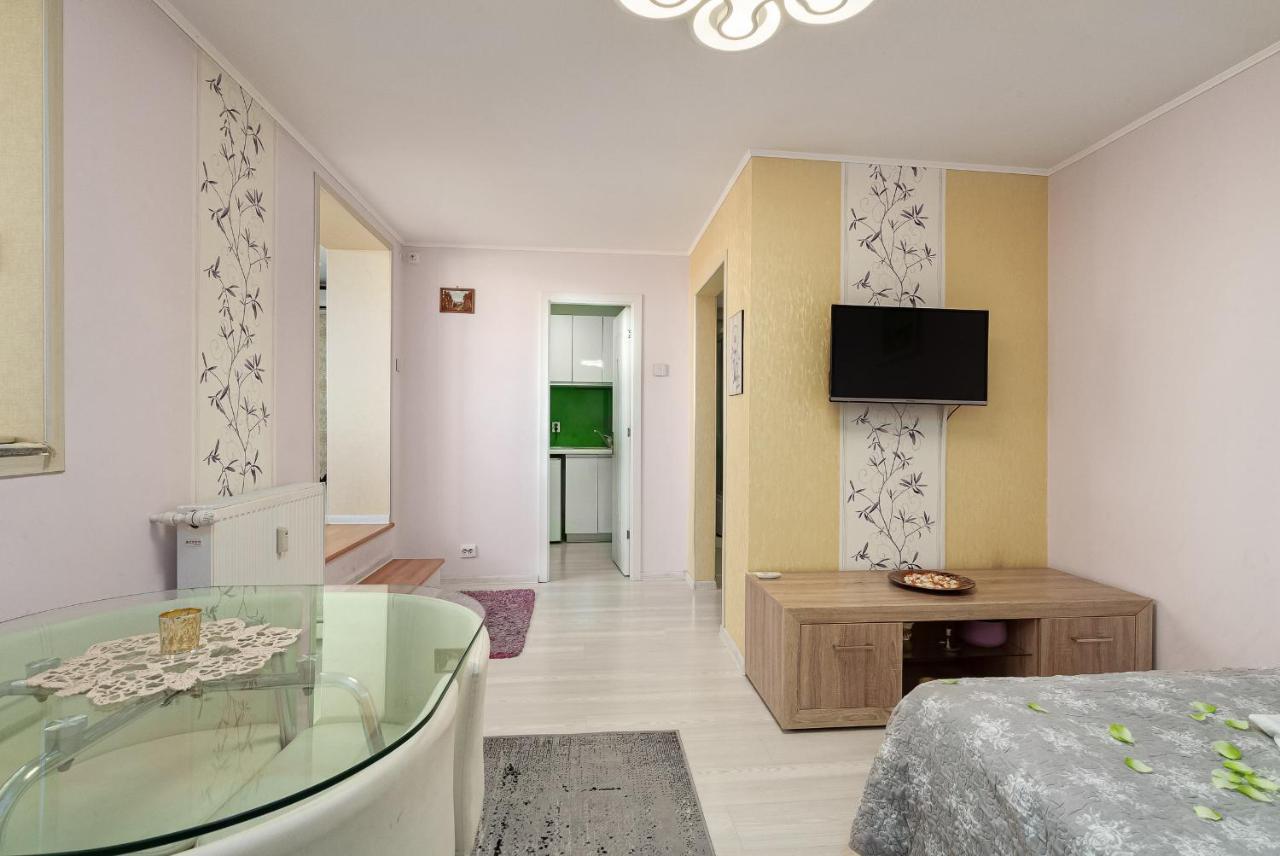 Stone Gate Apartment #1 Bukarest Exteriör bild